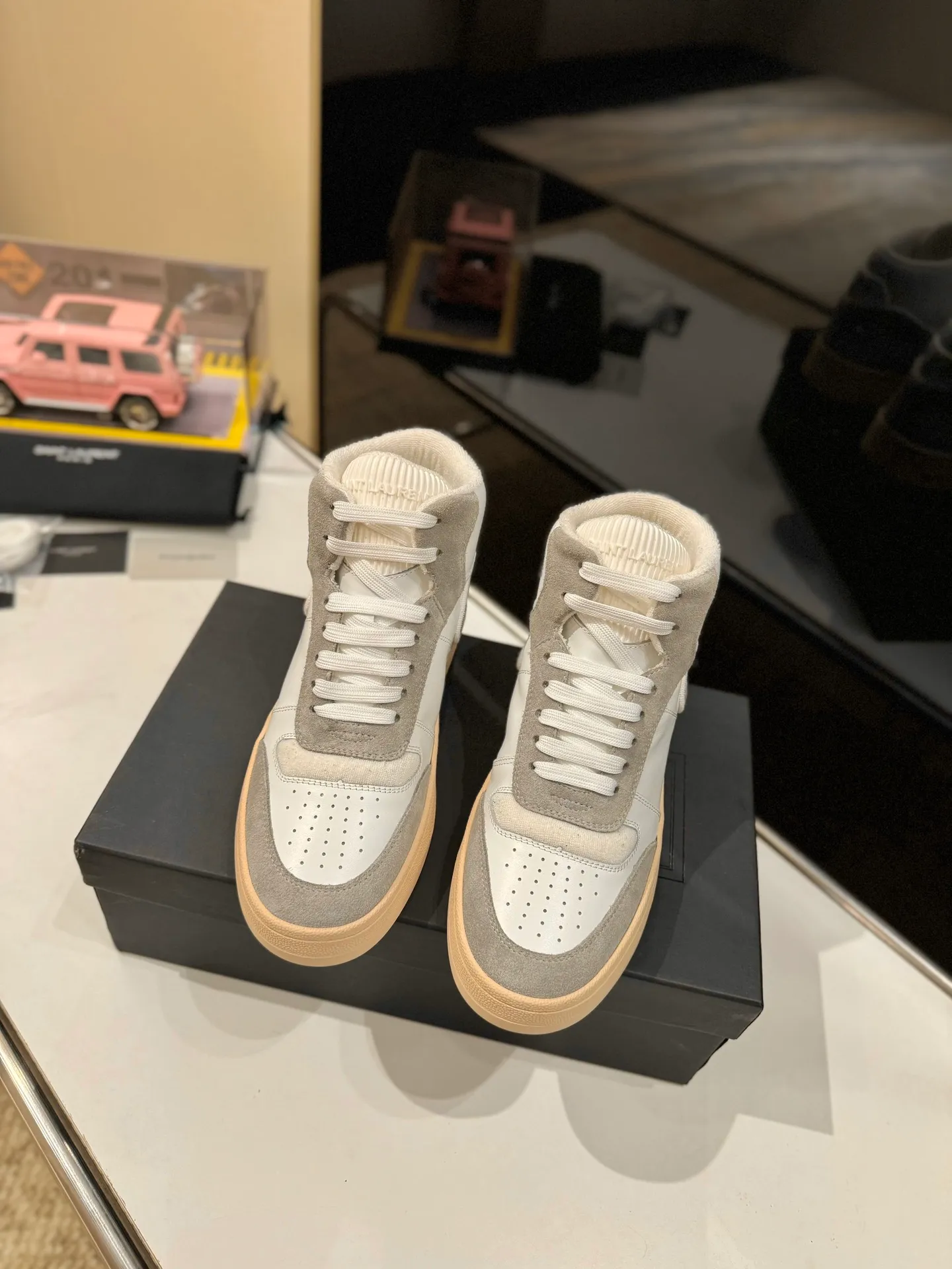👟👟Ex-factory price 680👟👟 [High version for couples] YSL SAINT LAURENT Yves Saint Laurent SL61, the latest popular casual series in spring and summer...👍👍 Yves Saint Laurent SL61, original purchase, 1:1 replica, fresh blood injection and casual retro design, super good-looking and versatile, the upper is made of cowhide punching and splicing, the upper is super soft , lightweight and comfortable to match with sweatshirts, it is recommended to have one pair in each hand😁 ✅Fabric: Original customized cowhide ➕Punching process ➕Last process ✅Inner lining: Original towel lining ✅Feet: Original customized cowhide ✅Outsole: Original molded two-color bottom ✅Packaging: Original full set of packaging ✅Code number: 35-46 (Female 41.42. Male 38.45.46 Customized, non-returnable)